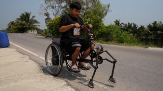 Thaïlande : il invente un fauteuil roulant avec des pieds pour mieux circuler sur les routes abîmées
