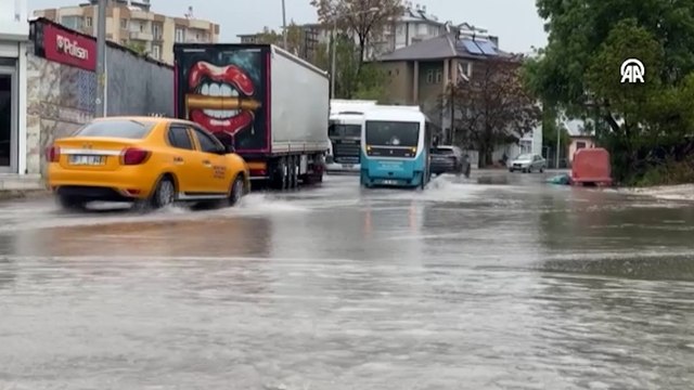Van'da sağanak sonrası yollarda taşkınlar meydana geldi