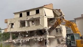 Müteahhidin 24 daireyi 50 kişiye satıp kaçtığı bina yıkıldı