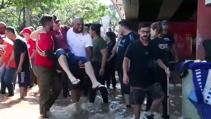 "Tuve que salir nadando de casa", narra una de las afectadas por inundaciones en Brasil