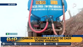 Alerta en SJM: Camión cisterna está a punto de caer sobre viviendas en Pamplona Alta