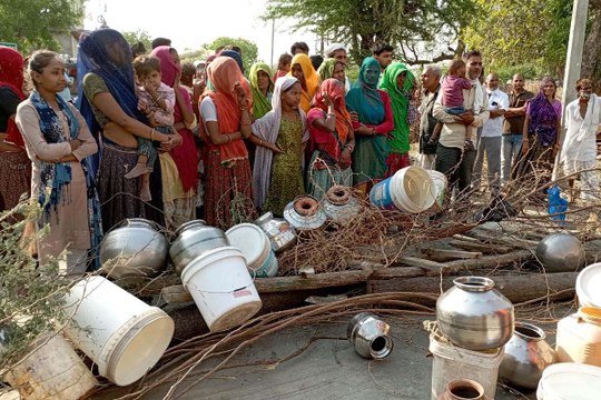 गर्मी बढऩे के साथ गहराया पेयजल संकट, ग्रामीणों ने सडक़ पर लगाया जाम