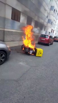 Arde una moto de Correos en Las Palmas de Gran Canaria