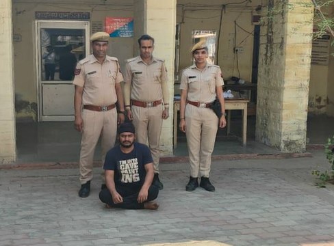 आईपीएल किकेट मैच पर सट्टा लगाते पकड़ा, मोबाइल एप पर मिला हजारों रुपए का हिसाब-किताब