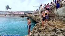 Asi se divierten los niños en el Malecón de Baracoa