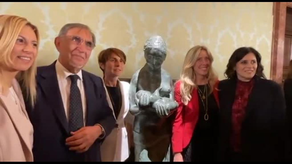 Video Senato, La Russa svela statua maternità: omaggio a tutte le donne