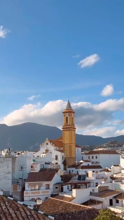 LE PLUS TYPIQUE village de la Costa del Sol : Estepona [@hola_estepona]