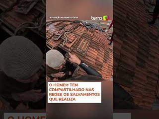 Idoso sorri ao ser resgatado do telhado de casa no Rio Grande do Sul #shorts