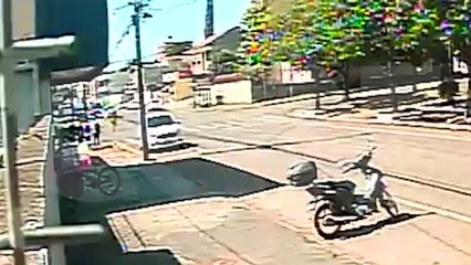 Câmera flagra ciclista sendo atingido por Renault Logan