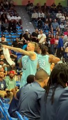 ¡Sacan a un fanático de la cancha de Guaynabo, por decirle insultos racistas a Amida Brimah!