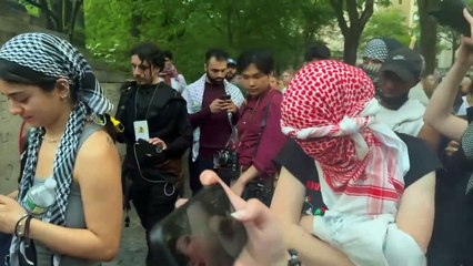 Manifestantes propalestina queman bandera estadounidense