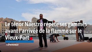 Le ténor Naestro répète ses gammes sur le Vieux-Port avant l'arrivée de la flamme Olympique