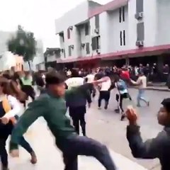 Tucumán: estudiantes se agarraron a las piñas en pleno centro: ni la policía los podía separar