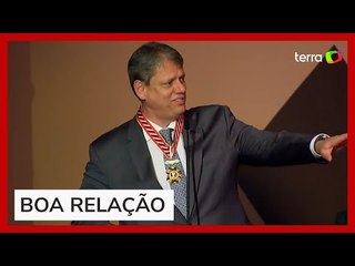 Tarcísio brinca com Alexandre de Moraes durante cerimônia em São Paulo