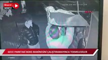 Gece parktaki boks makinesini çalıştıramayınca tekmelediler; o anlar kamerada