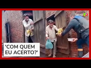 Idoso ilhado recebe doação no RS e retribui ajuda oferecendo bananas aos voluntários