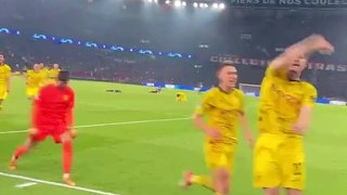 ¡Así celebró el Dortmund con su barra luego del pitazo final del partido!