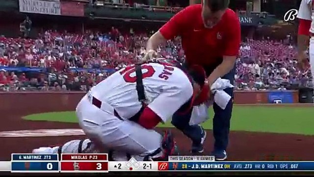 ¡Willson Contreras sale del juego, luego de recibir un batazo!