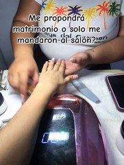 Hondureño le propone matrimonio a su novia en Tela