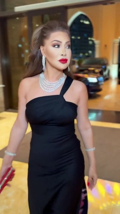 مجوهرات نوال الزغبي ب ٥ مليون دولار وهذا هو فستانها