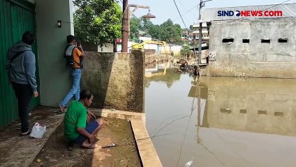 Lokasi Banjir di Cipayung Depok Dimanfaatkan Warga untuk Memancing Ikan