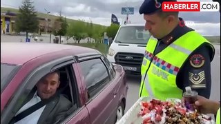 Jandarma, sürücüleri lokum ve çikolata ile durdurdu