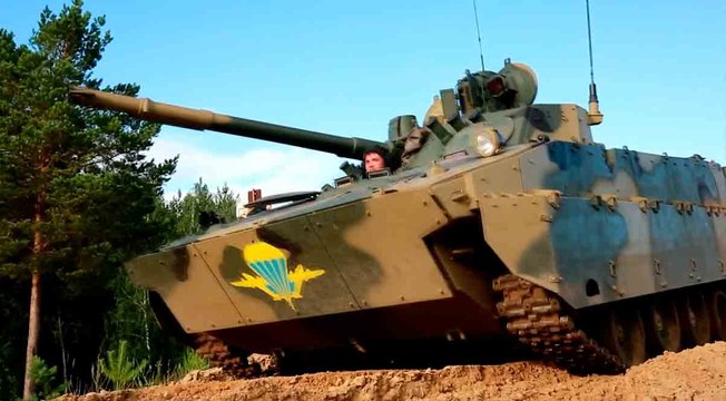 Video: Russische militairen ontvangen nieuwe partij gepantserde voertuigen met geavanceerde beschermingskits