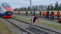 Rus atlet  650 tonluk treni 37 saniye içinde 1.48 metre çekerek dünya rekoru kırdı