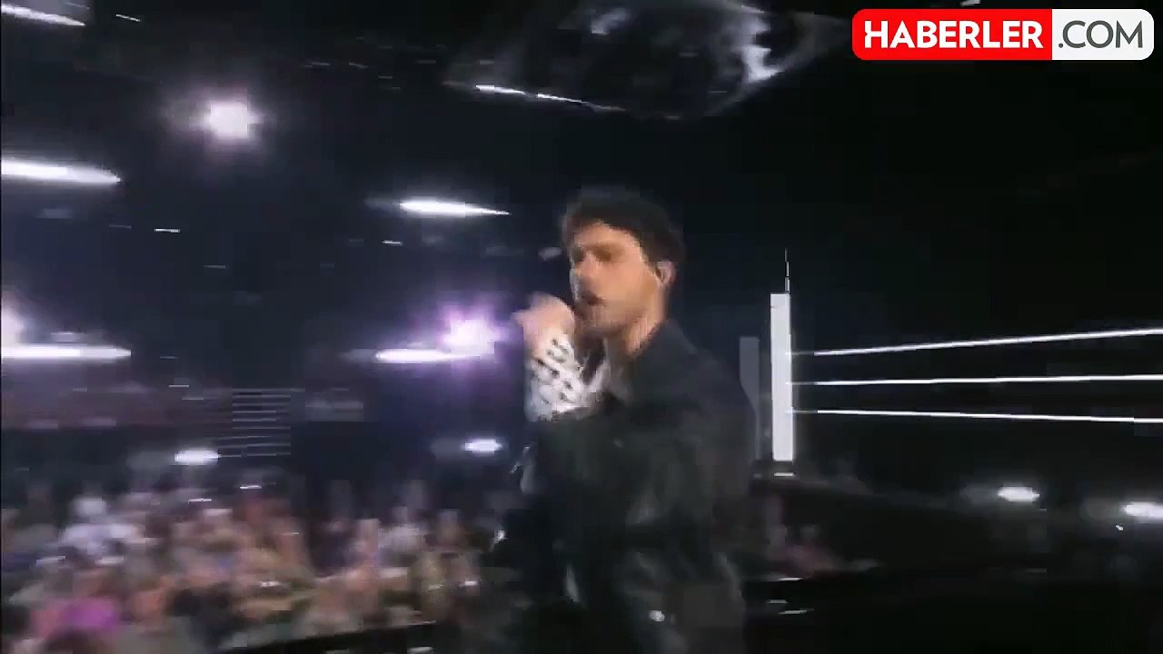 Eurovision'da İsveçli Şarkıcı Eric Saade, sahneye Filistin kefiyesi ile çıktı