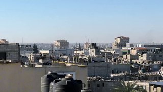 تصاعد أعمدة الدخان من مدينة رفح جنوب غزة