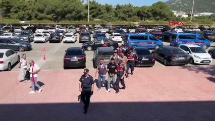 İnşaat malzemeleri arasından 20 kaçak göçmen çıktı