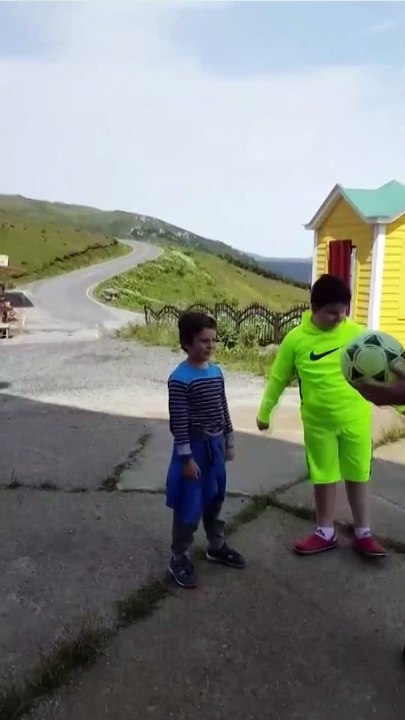 Topa nasıl kafa vurulur? Fatih Tekke'den kafa v...