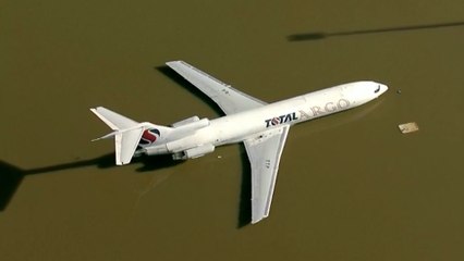 Insólita imagen de un avión atrapado por la crecida del río Guaíba en Brasil