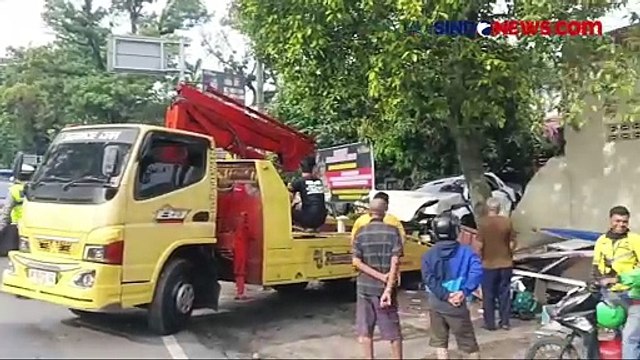 Diduga Hilang Kendali, Mobil Sport Porsche Terbang Tabrak Warung Seruduk Pagar Polrestabes Medan