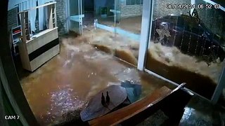 Vídeo mostra água das enchentes inundando casa em segundos no Rio Grande do Sul 