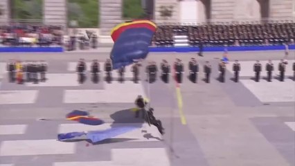 El accidentado aterrizaje de un GEO en la celebración del bicentenario de la Policía Nacional