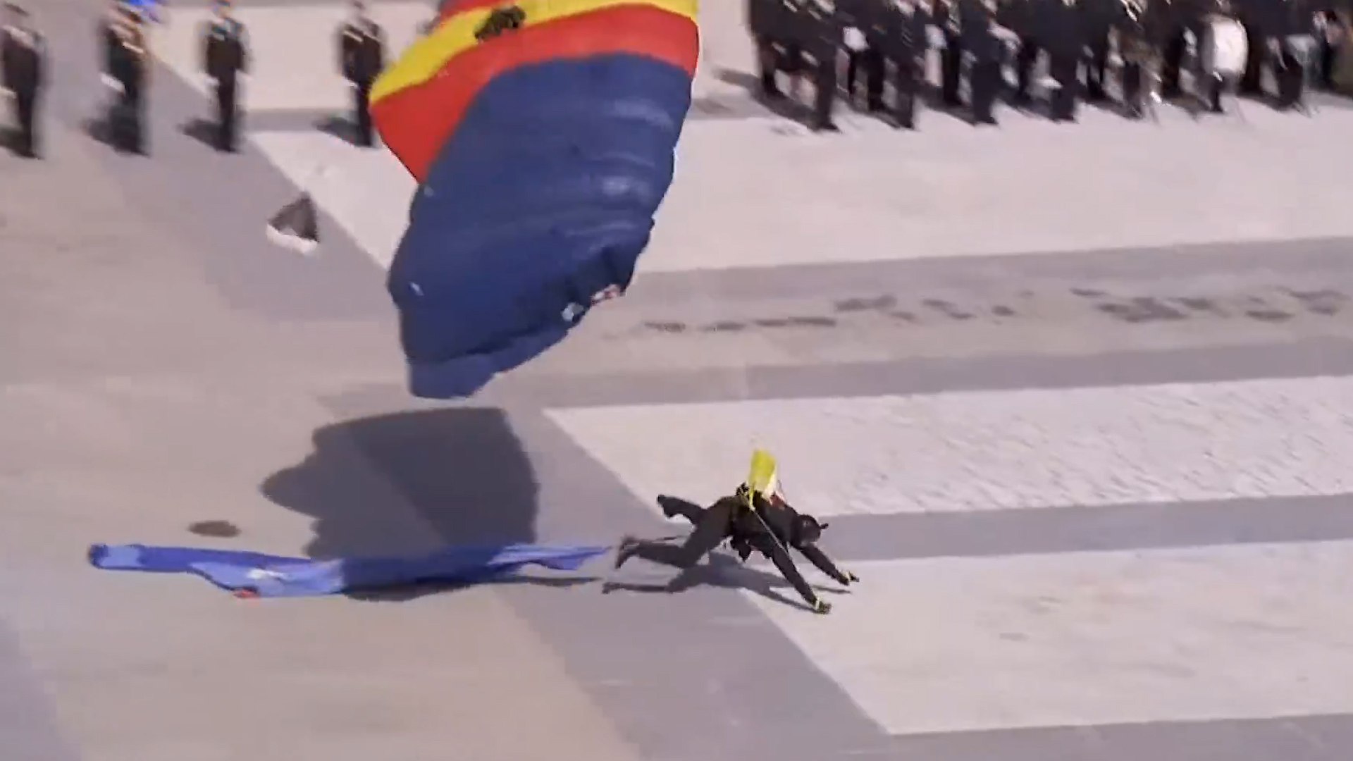 Un GEO sufre una cada al aterrizar en paracadas durante la celebracin del bicentenario de la Polica Nacional
