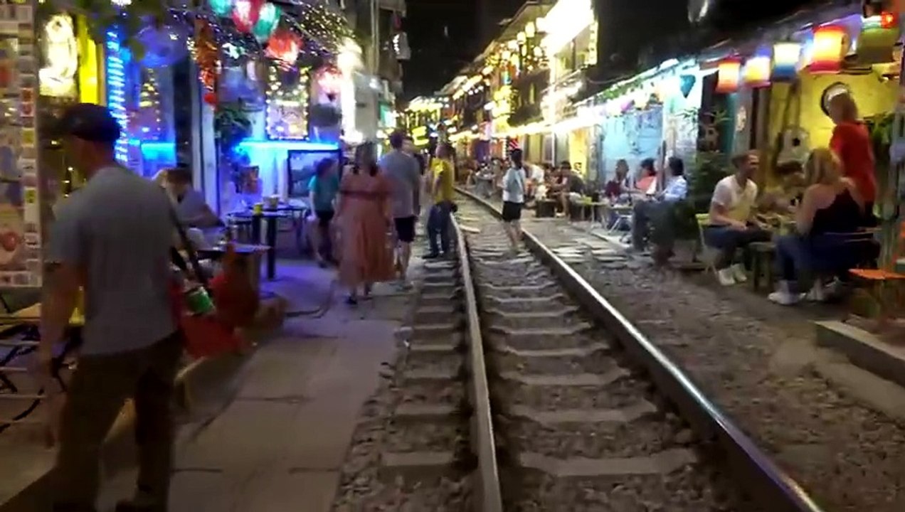 Walking Tour in Train Street, HANOI Old Quarter  Nightlife VIETNAMthe City Immersive Sound 4K