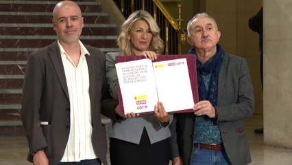 Díaz firma con CCOO y UGT la reforma del subsidio de paro y avisa: "No es ninguna paguita"