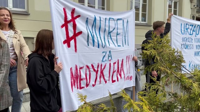 Gazeta Lubuska. Zielona Góra. Protest CKZiU „MEDYK przed inauguracyjną sesją Rady Miasta.