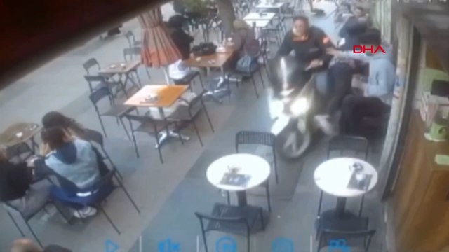 Fatih'te bir motosikletli, kafede oturan müşterilerin arasına daldı!