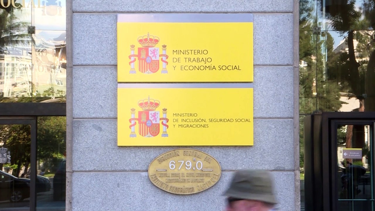 Díaz firma con CCOO y UGT la reforma del subsidio de paro y avisa: "No es ninguna paguita"