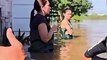 Influenciador tenta convencer vítimas de enchentes a saírem de casa no Sul; assista