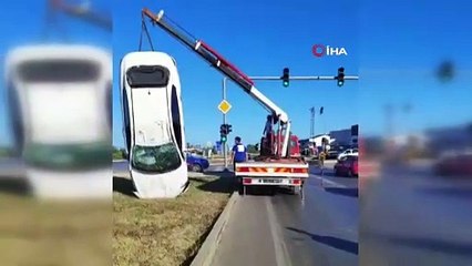 Lastiği patlayan otomobil önündeki araca çarpıp devrildi: 2 yaralı