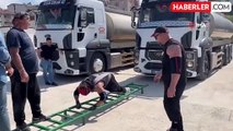 Güç sporcuları, 60 tonluk su tankerini çekti
