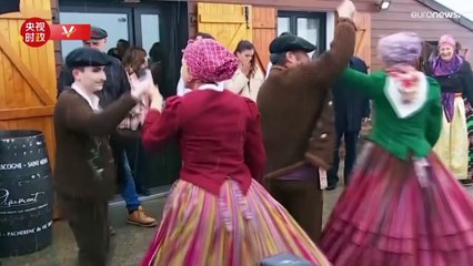 وجبة من لحم الخنزير وفطيرة توت ورقصة تقليدية.. ماكرون يصطحب شي قرب منزل جدته