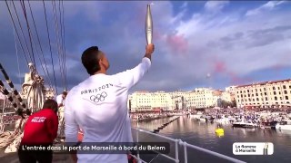Flamme olympique: La torche vient d'être allumée par Florent Manaudou alors que le Bellem entre dans le Port devant plus de 150.000 personnes massées sur les quais