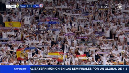 Los jugadores y la afición del Santiago Bernabéu cantan el himno del Real Madrid tras pasar a la final de la Champions League