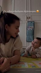 Annesine hayran hayran bakan minik 