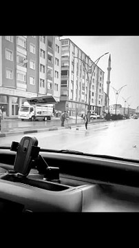 Bisikleti ile giderken refüjde mahsur kalan amcayı görünce hemen yardıma koşan ufaklık… Her bir detayı ayrı güzel, yardım etmesi, kaymasın diye tuğlaları silmesi ve en son tuğlaları kaldırması